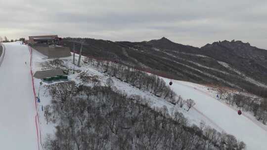 高山滑雪场滑雪爱好者视频素材模板下载