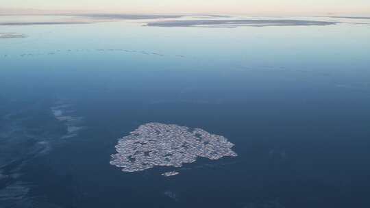 青海青海湖湖面结冰航拍4K视频