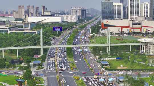 光谷空轨城市道路拥堵车辆众多的交通景象