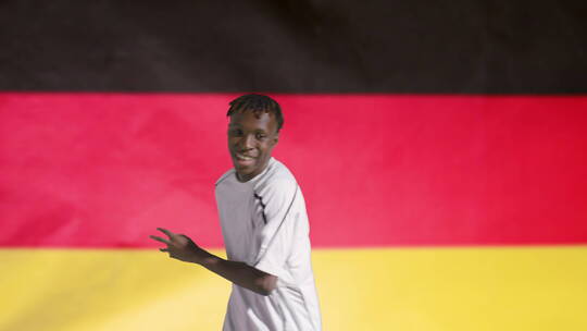 在德国国旗前的男孩