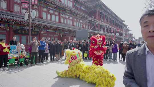 新年古镇舞狮子/舞狮子/习俗/节日视频素材模板下载