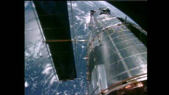 宇航员在轨道太空望远镜上视频素材模板下载