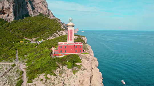灯塔守卫着意大利卡普里岛宁静的蓝色海水。