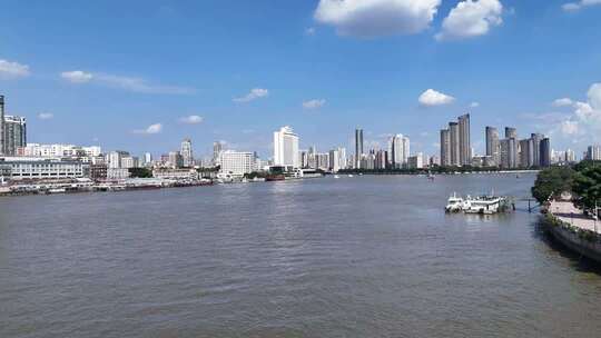 广东省广州沙面白鹅潭蓝天白云江景