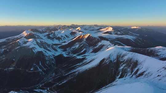 航拍雪山日照金山