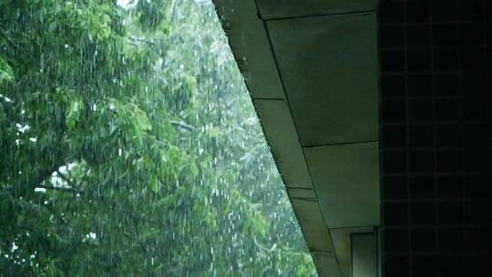 暴雨天气下的屋檐，雨水连绵不断视频素材