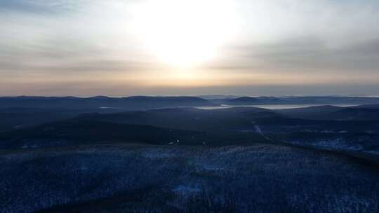 航拍大兴安岭冬季雪色山林晨曦