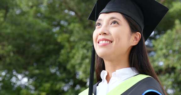 年轻女子在大学校园毕业