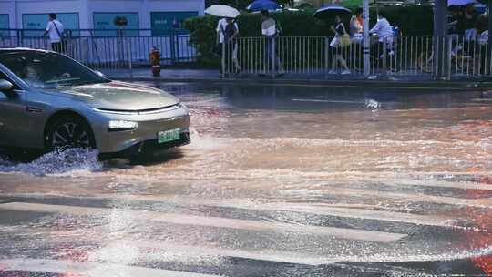 升格汽车行驶过积水的道路