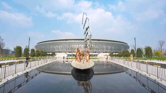成都大运会世运会主场馆和雕塑白昼晴天延时