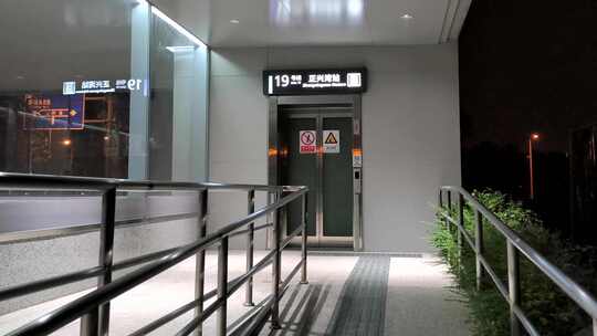 成都地铁19号线，正兴湾地铁站进站通道视频素材模板下载