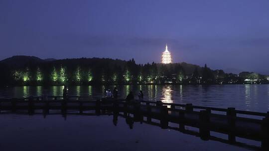 灯火通明西湖风景区雷峰塔夜景