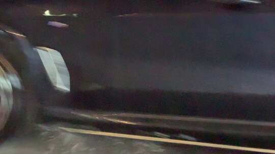 汽车行驶出隧道画面