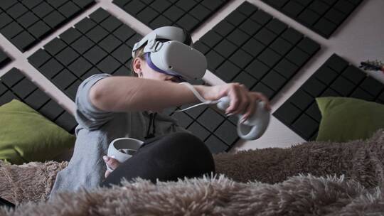 女子使用VR头盔玩游戏