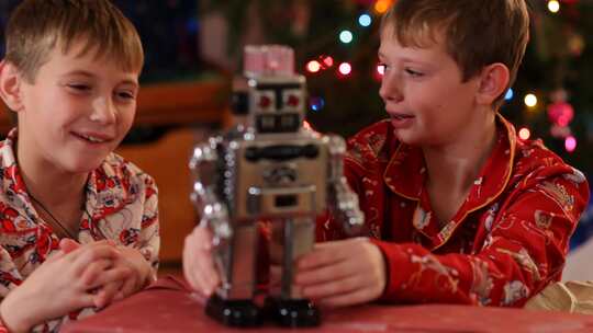 两个男孩在玩玩具机器人