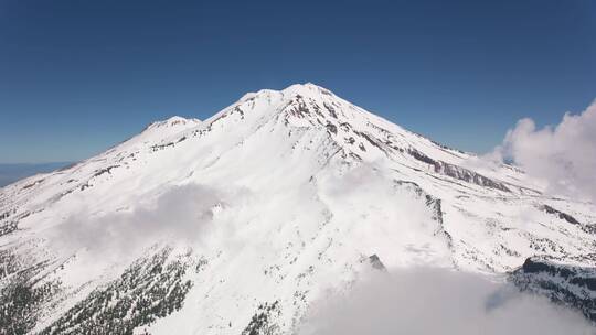 山顶上的雪地景观