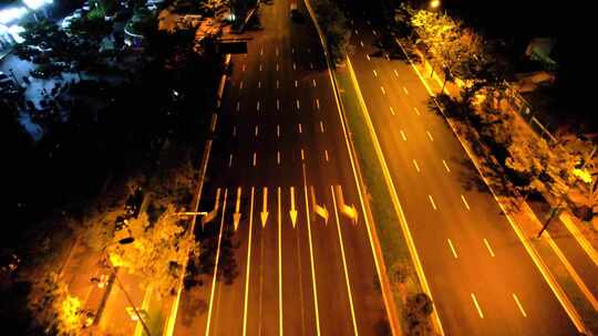 城市马路行驶的汽车夜景