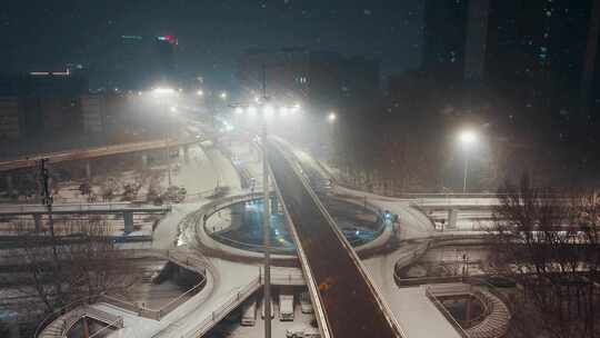 大雪夜景中车来车往的大桥交通景象