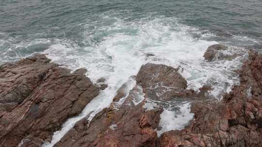 大梅沙礁石风起浪涌