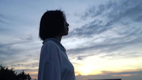 美女孤独站在海边看海夕阳天空唯美短发女孩