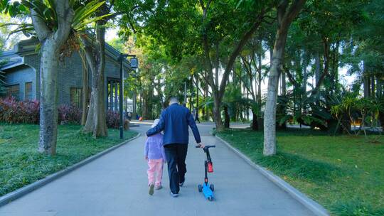 爸爸和女儿散步