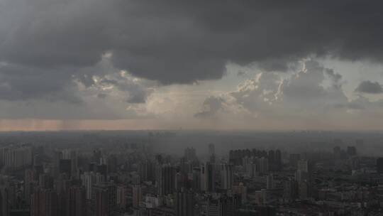 暴雨中的上海
