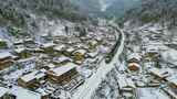 雪后山村火车穿行而过的空中俯瞰景象高清在线视频素材下载