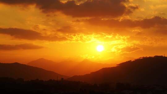 山峰日出延时早晨天空唯美乡村阳光照射大地