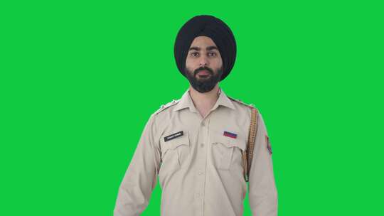 骄傲的锡克教印度警察向绿屏敬礼视频素材模板下载