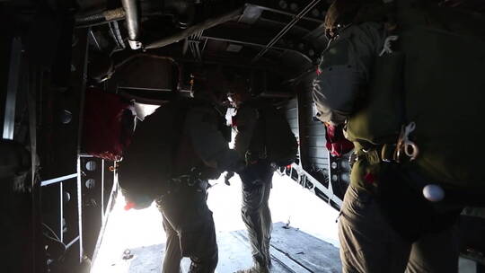 伞兵从飞机上跳下来视频素材模板下载