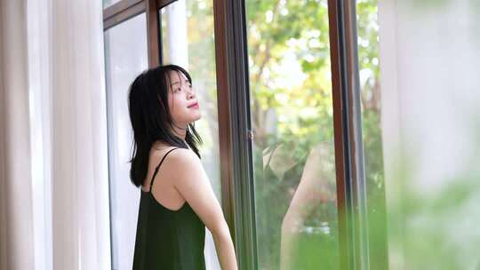 美女休闲看窗外