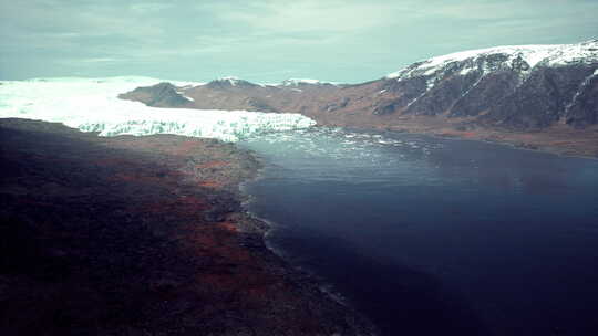 格陵兰海的雪山和漂流的冰山视频素材模板下载