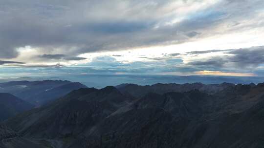 航拍四川岷山山脉雪宝顶群山日落风光