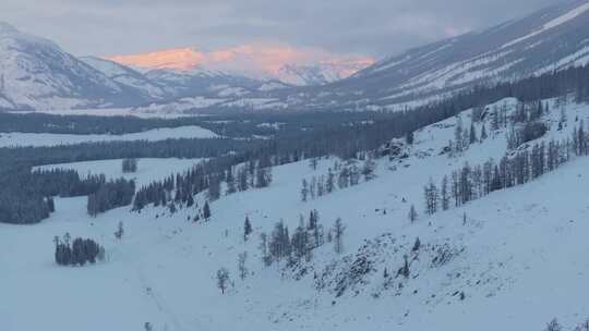 航拍新疆喀纳斯雪景和日照金山