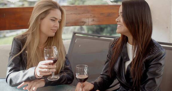 女人和朋友喝酒聊天