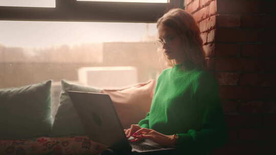 漂亮的金发女学生在咖啡馆的笔记本电脑上打字使用免费Wifi发送消息冲浪视频素材模板下载