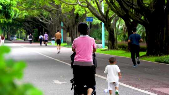 市民在公园跑步锻炼