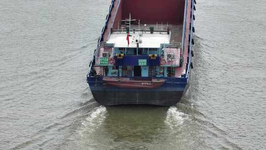 货船特写西江梧州段船运航行中的船只