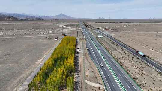 航拍青海荒漠中的高速公路和大地裂纹