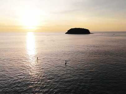 在夕阳下冲浪