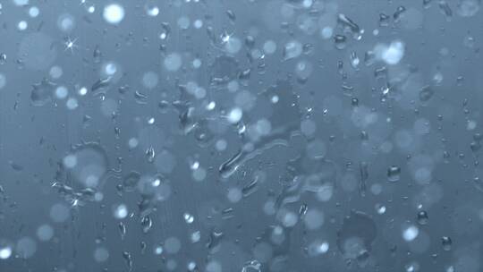 雨水打在车窗玻璃上