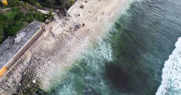 海浪和海岸线的鸟瞰图蓝水白沙热带，海滩巴