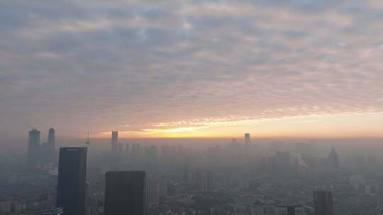 雾霭晨光鱼鳞云早晨雾气沈阳城市建筑航拍