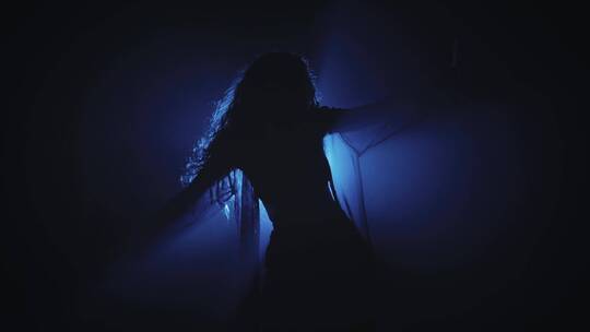 女人在黑暗的灯光下跳舞视频素材模板下载