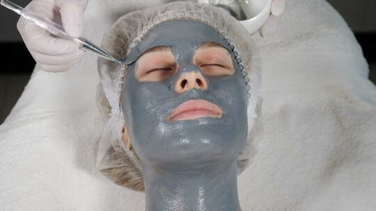 女性客户接受面部美容护理的俯视图