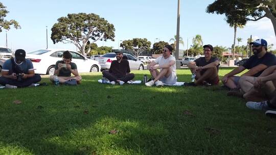 游客聚集在公园里做冥想练习