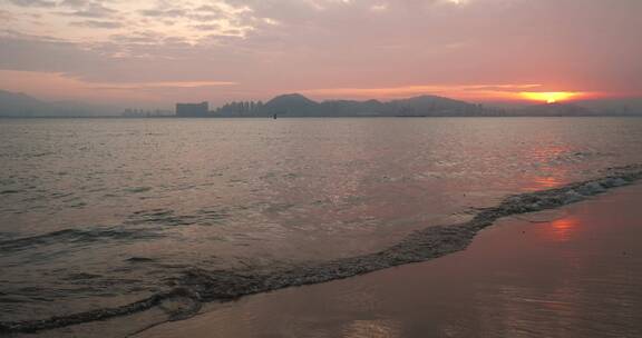 厦门海边日落慢镜头海浪打沙滩