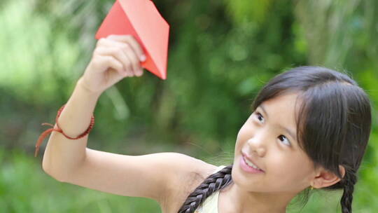 小孩在公园玩纸飞机