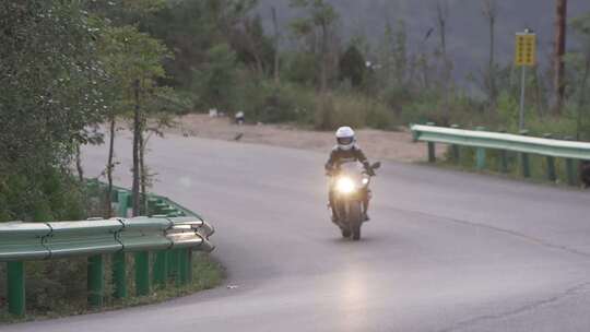 山路骑摩托车女骑士3视频素材模板下载