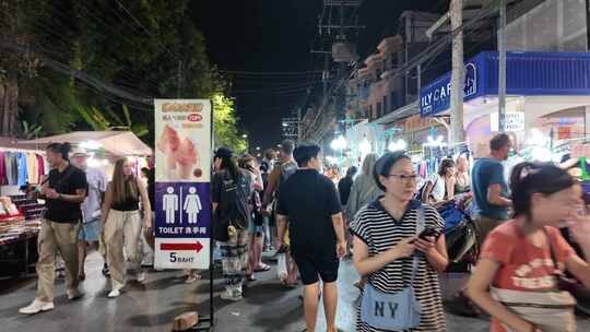 夜晚人潮涌动的热闹街市